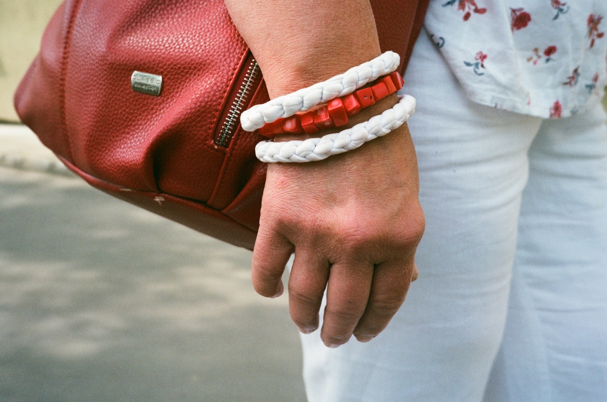 Weiß-rot-weißes Armband (ein Protestsymbol, für das Haftstrafen drohen) am Arm einer zufälligen Passantin in Minsk. Die Frau war mit dem Foto einverstanden, Juni 2023 / Foto © privat