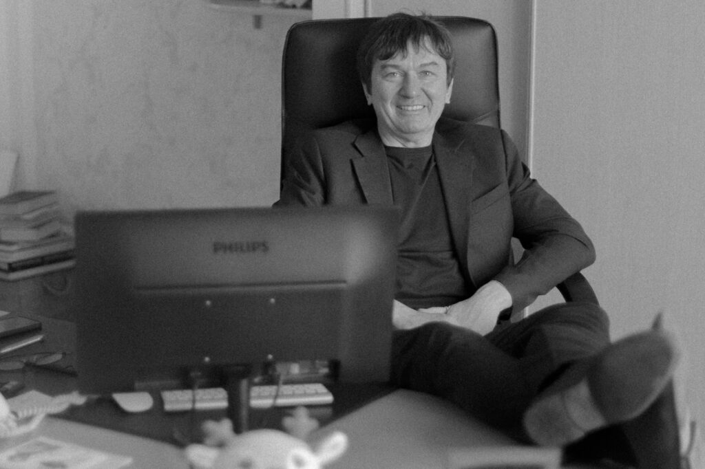 Der Unternehmer Viktor Schkurenko in seinem Chefsessel / Foto © Holod.media