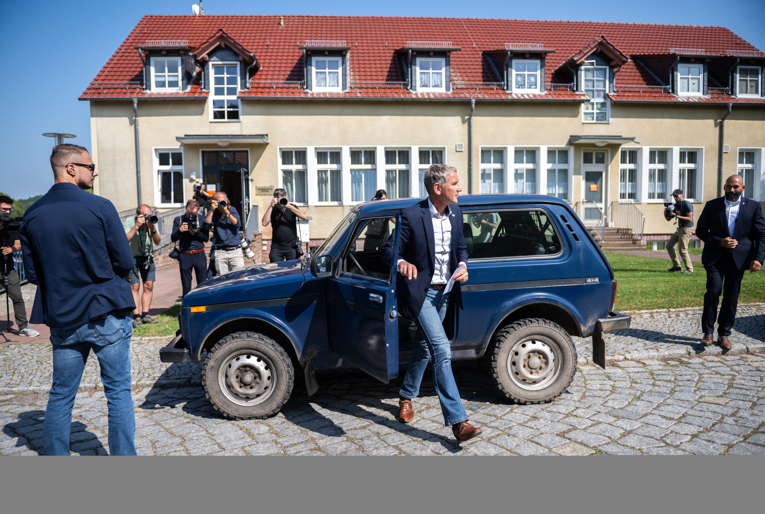 Лидер тюрингской «Альтернативы для Германии» Бьорн Хёке приехал на избирательный участок на «Ниве» // Фотография: © Sascha Fromm/ IMAGO / Funke Foto Services