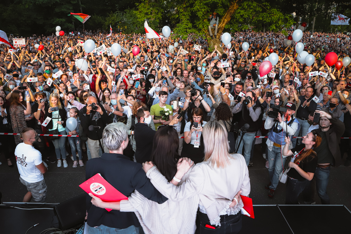Zu den Kundgebungen dieser unerfahrenen Newcomerin kamen hunderttausende Menschen in ganz Belarus / Foto © Nadia Buzhan