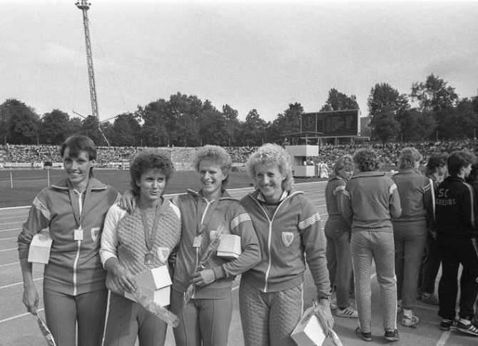 Мировой рекорд в эстафете 4×100 метров – (слева направо) Бербель Вёкель, Марлис Гёр, Ингрид Ауэервальд и Инес Шмидт [Гайпель]. Йена, 2 июня 1984 года  © Вольфганг Клуге/Федеральный архив Германии