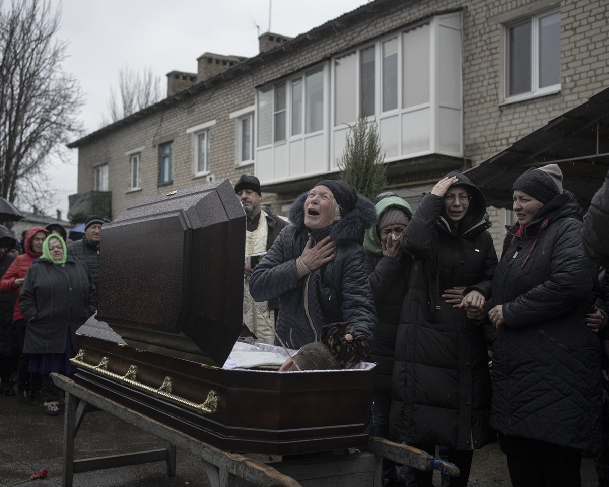 Familienangehörige betrauern den Tod des 20-jährigen Soldaten Dima in Zorya, einem Dorf in der Nähe von Awdijiwka. 19.11.2023 / Foto: Johanna-Maria Fritz, Ostkreuz