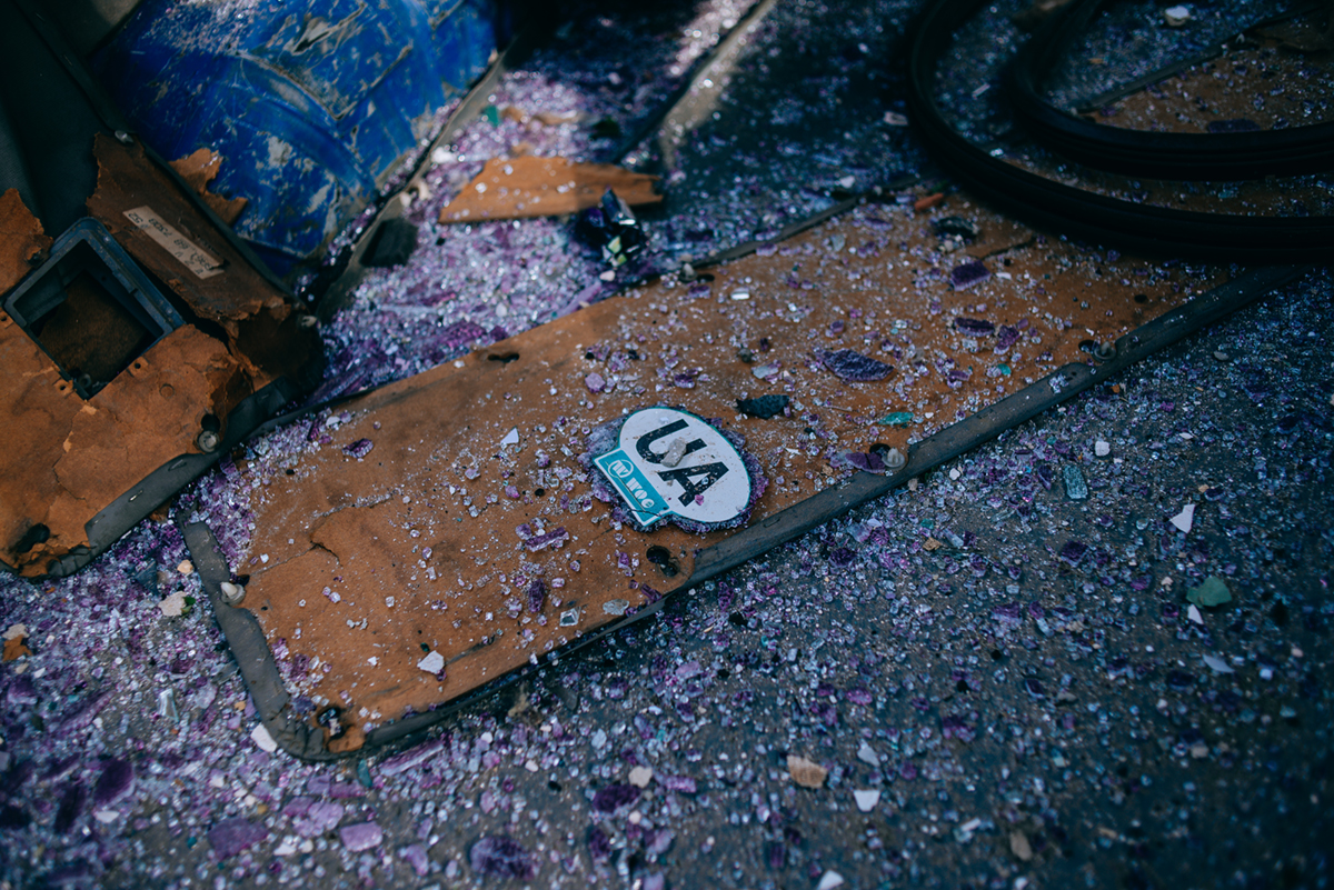 Das Länderkennzeichen UA eines von russischen Kalibr-Raketen zerstörten Autos in Winnyzja. „Es hatte zwei Meter vom Haus meiner Eltern geparkt”, schreibt die Fotografin. / Foto © Julia Kochetova, Winnyzja, Juli 2022 