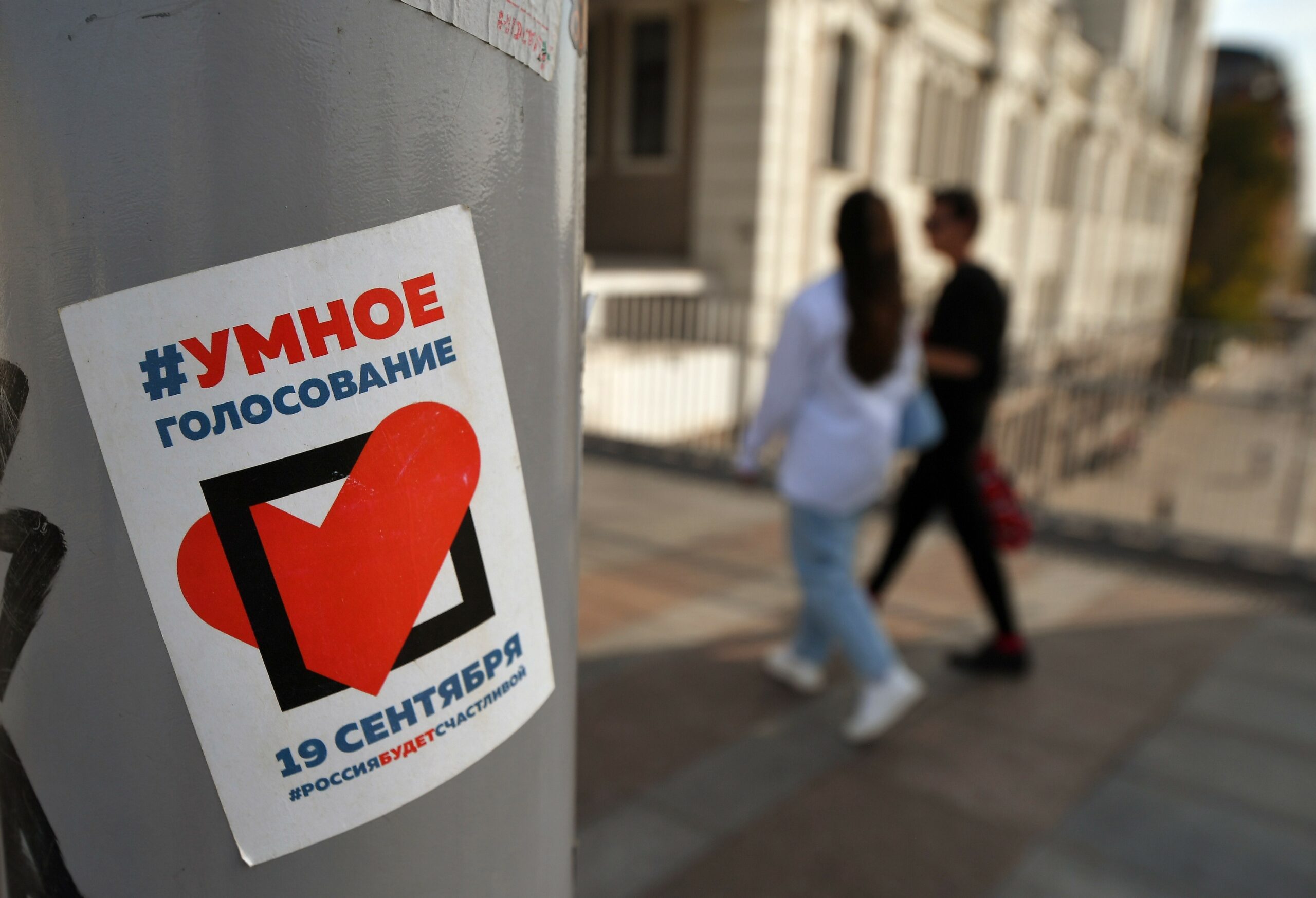 Ein Aufkleber wirbt in Moskau vor den Dumawahlen für „kluges Wählen" © Alexander Miridonow/Kommersant