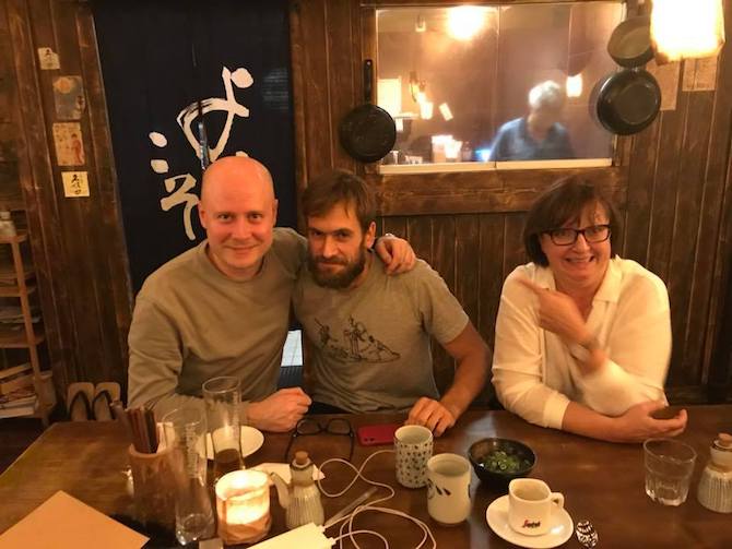 Treffen in einer Berliner Kneipe – Iwan Kolpakow, Pjotr Wersilow und Meduza-Herausgeberin Galina Timtschenko / Foto: privat