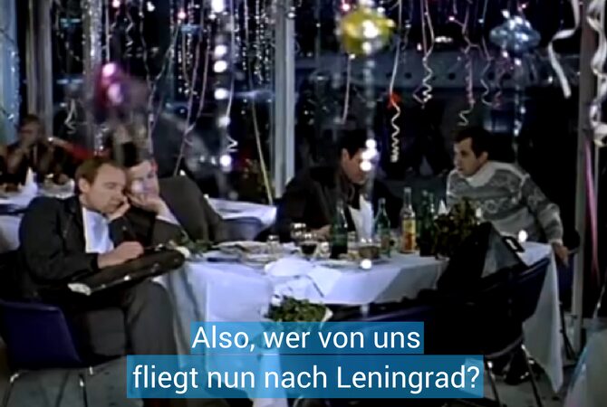 Auf dem Flughafen rätseln die Männer, wer von ihnen los muss. Der Satz dazu fällt heutzutage gern, wenn unter mehreren Leuten unklar ist, wer etwas zu tun oder vorhat.