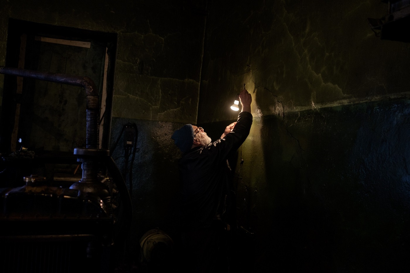 Nikolaj prüft die neue Glühbirne beim Dieselgenerator – da leuchtet der Leuchtturm gleich heller!