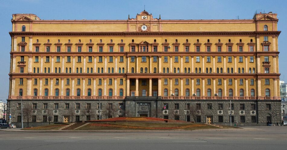 Erst in den 1980er Jahren erhielt die Lubjanka ihr heutiges ockergelbes Antlitz im Stil des sozialistischen Klassizismus / Foto © James Offer/flickr unter CC BY-NC-SA 2.0