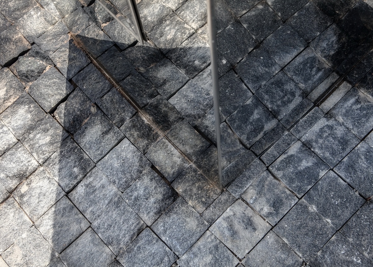 Fragment eines offiziellen Denkmals, 2018 errichtet im Wald von Blagowschtschina, 74 Jahre nachdem die Massenmorde bekannt wurden. Das Denkmal ist das Ergebnis einer belarussisch-österreichisch-deutschen Kooperation, Minsk 2018 / © Foto Maxim Sarychau