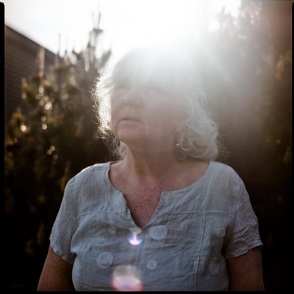 Vienna Duff (57) verlor ihre Großtante mütterlicherseits Adele Steiner (22). „Während ich diese Worte schreibe, höre ich beinahe die Vögel, fühle die sanfte Sonne und atme und spüre die Anwesenheit der hohen, geraden Kiefern.” Aus einem Tagebuch von Vienna während ihrer Gedenkfahrt nach Minsk 2017 / © Foto Maxim Sarychau