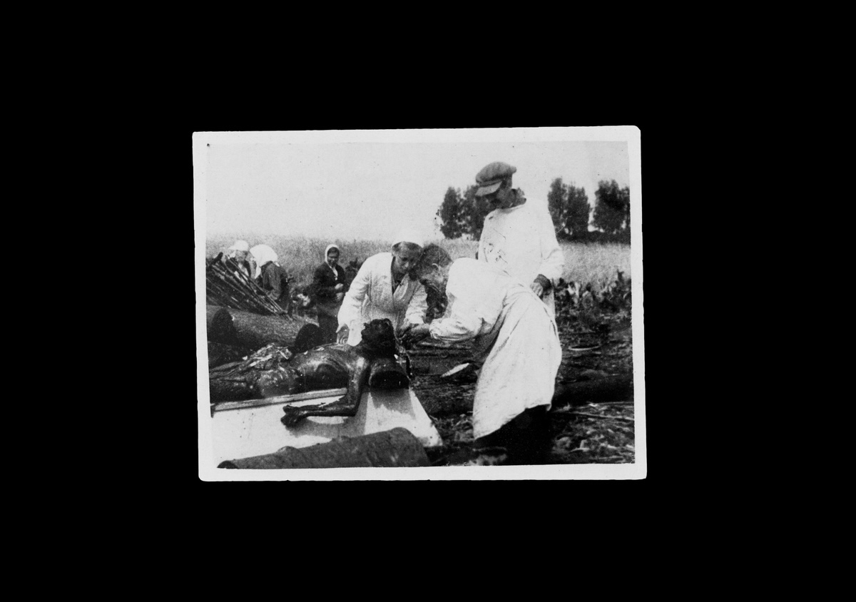 Mitglieder der Staatlichen Sonderkommission untersuchen eine Leiche auf dem Gebiet der Vernichtungsstätte. Archiv des Staatlichen Belarussischen Museums der Geschichte des Großen Vaterländischen Kriegs, Minsk 1944 / © Foto Maxim Sarychau