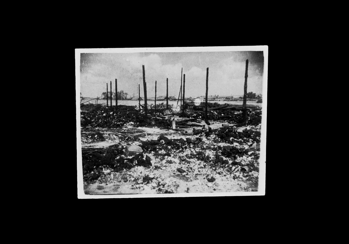 Überreste eines Hangars, in dem die Nazis ungefähr 6000 Menschen lebendig verbrannten, bevor sie aus Minsk abzogen. Archiv des Staatlichen Belarussischen Museums der Geschichte des Großen Vaterländischen Kriegs, Minsk 1944 / © Foto Maxim Sarychau