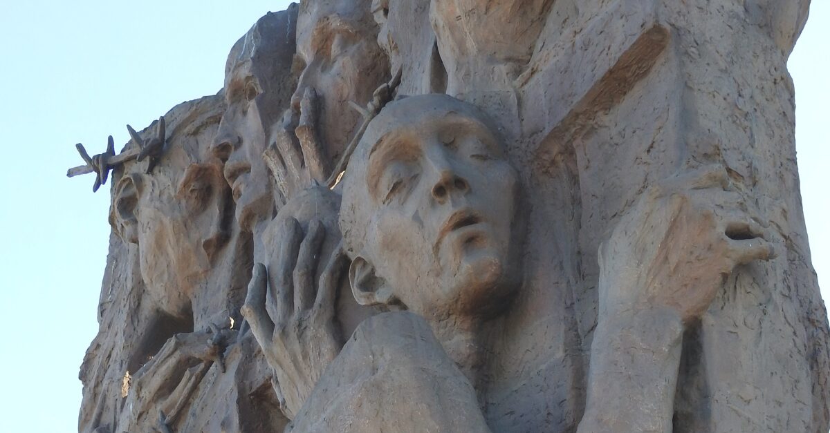 Eines der neuen Mahnmale, die seit 2010 geschaffen wurden – Pforte der Erinnerung, eingeweiht am 22. Juni 2015, am Jahrestag des deutschen Überfalls auf die Sowjetunion / Foto © Aschroet / Public Domain