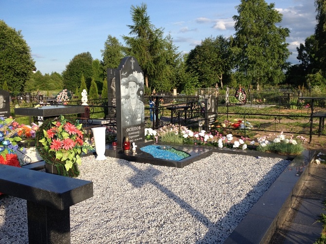 Auf den Gräbern stehen keine namenlose Kreuze mehr, sondern Grabsteine aus Granit / Foto © Irina Tumakowa/Novaya Gazeta