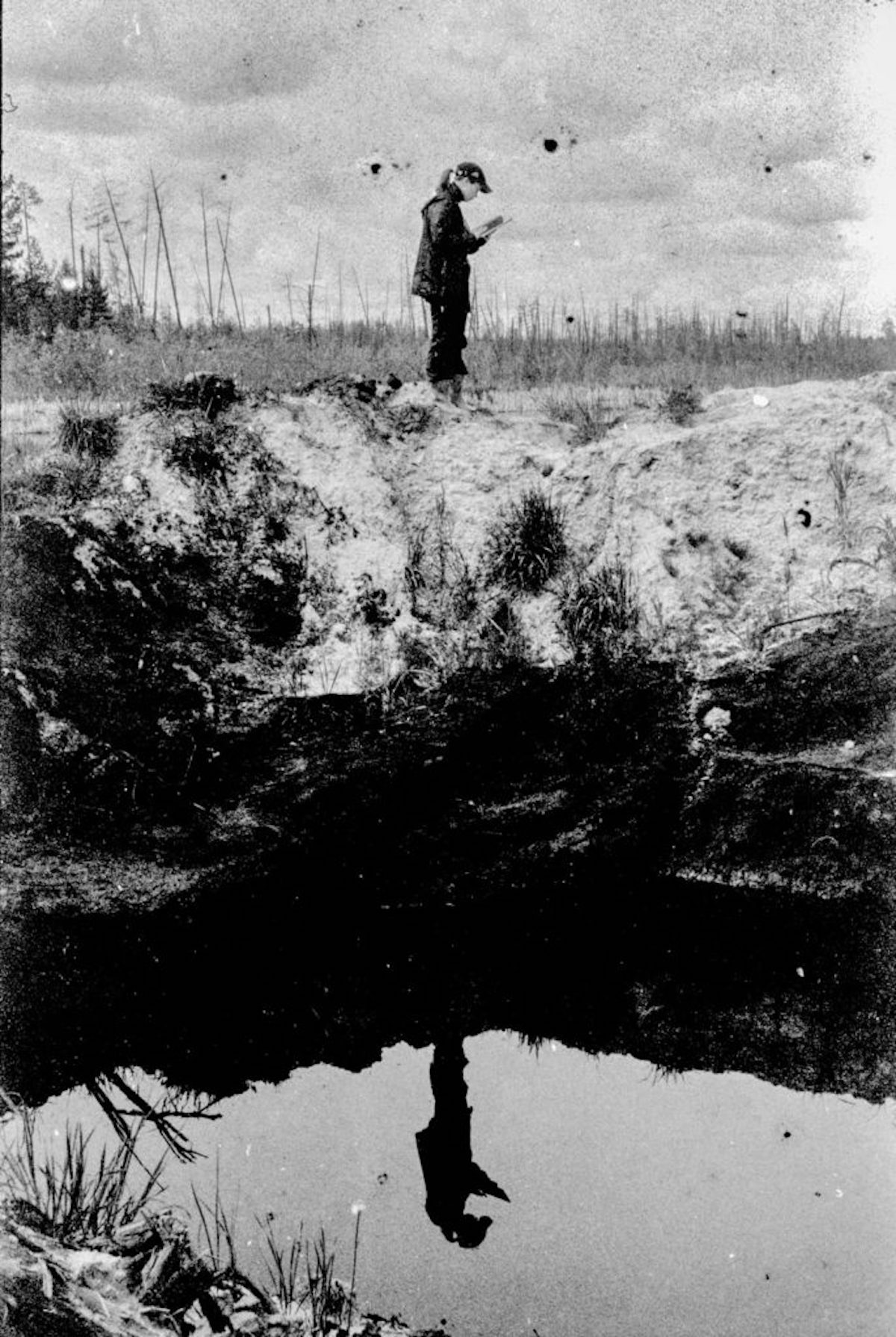 Eine Ökologin neben einer ölgefüllten Grube / Foto © Igor Tereschkow