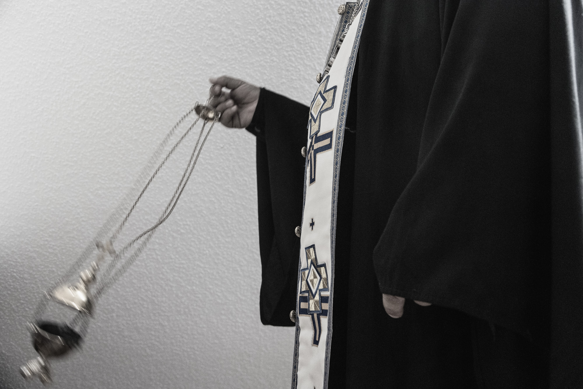 Vater Walerian schwenkt in seiner privaten Kapelle das Weihrauchfass / Foto © Vadim Braydov