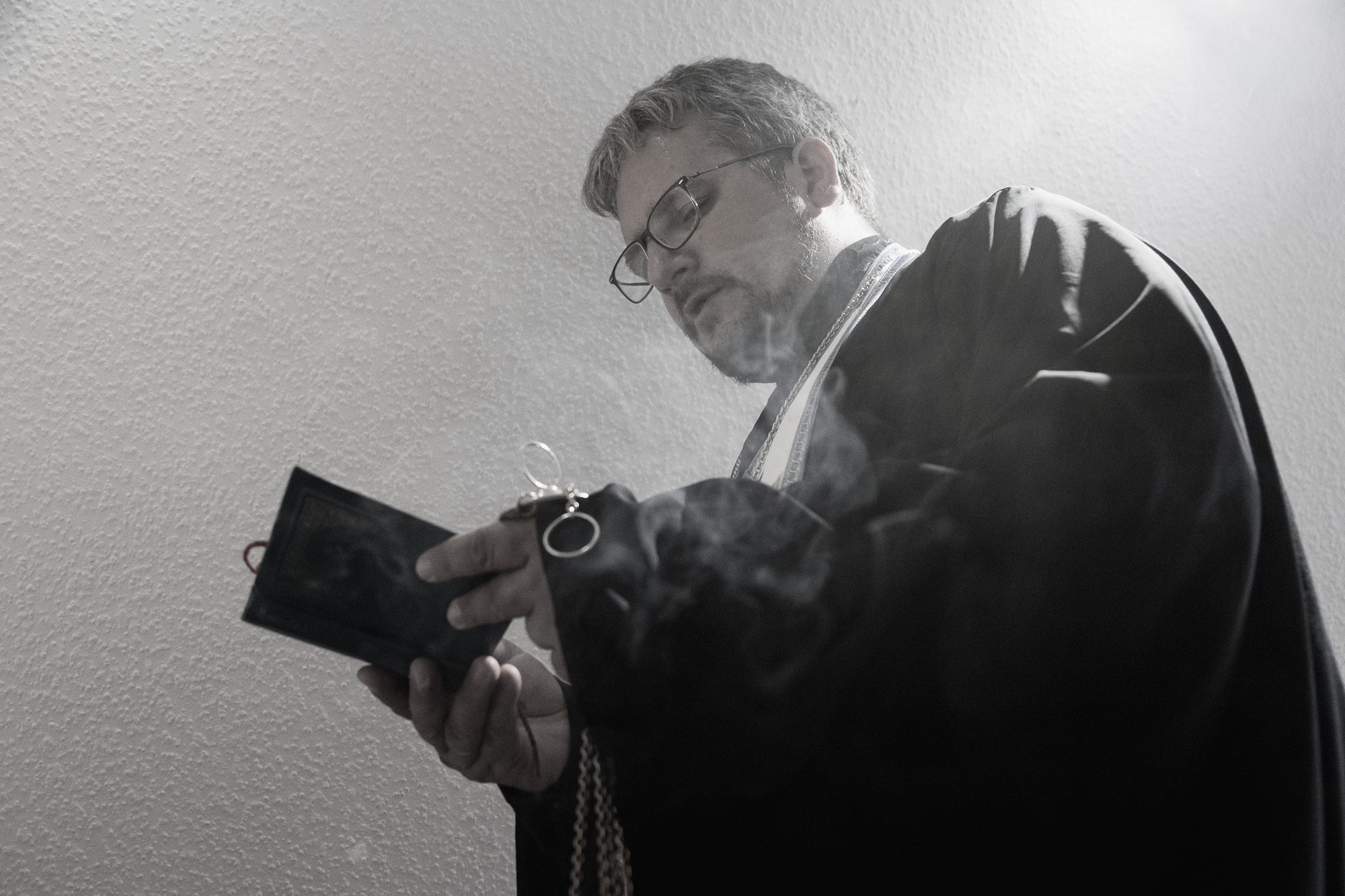 Vater Walerian Dunin-Barkowski beim Gebet in seiner Kapelle / Foto © Vadim Braydov