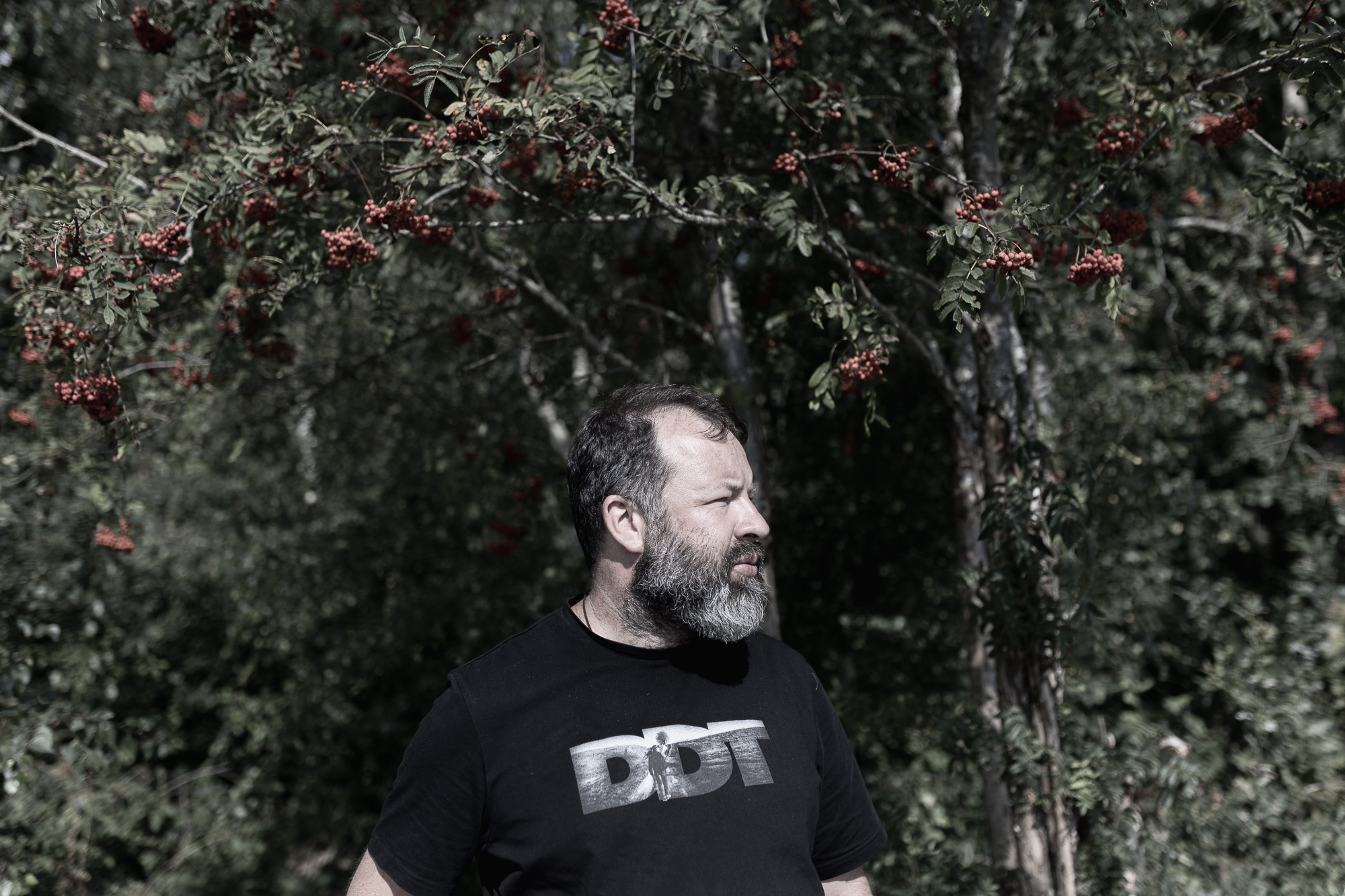 Vater Andrej Kordotschkin in einem T-Shirt der russischen Rockband DDT. Er betreut jetzt eine kleine Gemeinde in Tilburg in den Niederlanden, die von Gläubigen verschiedener Nationalitäten besucht wird / Foto © Vadim Braydov