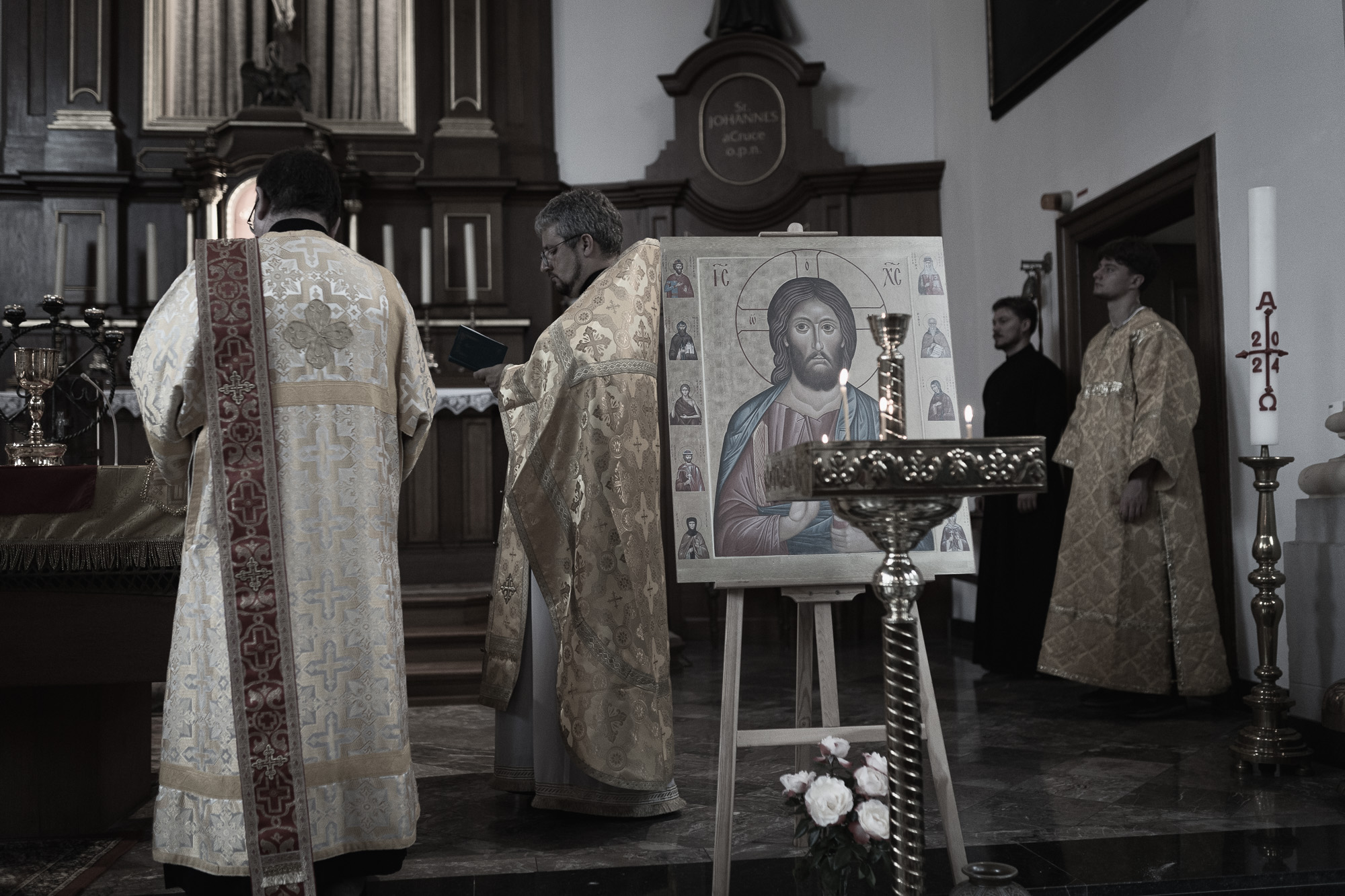 Gottesdienst der orthodoxen St. Nikolaus–Gemeinde in Düsseldorf. Die Gemeinde ist in der katholischen Sankt Josephskapelle im Stadtzentrum untergekommen / Foto © Vadim Braydov
