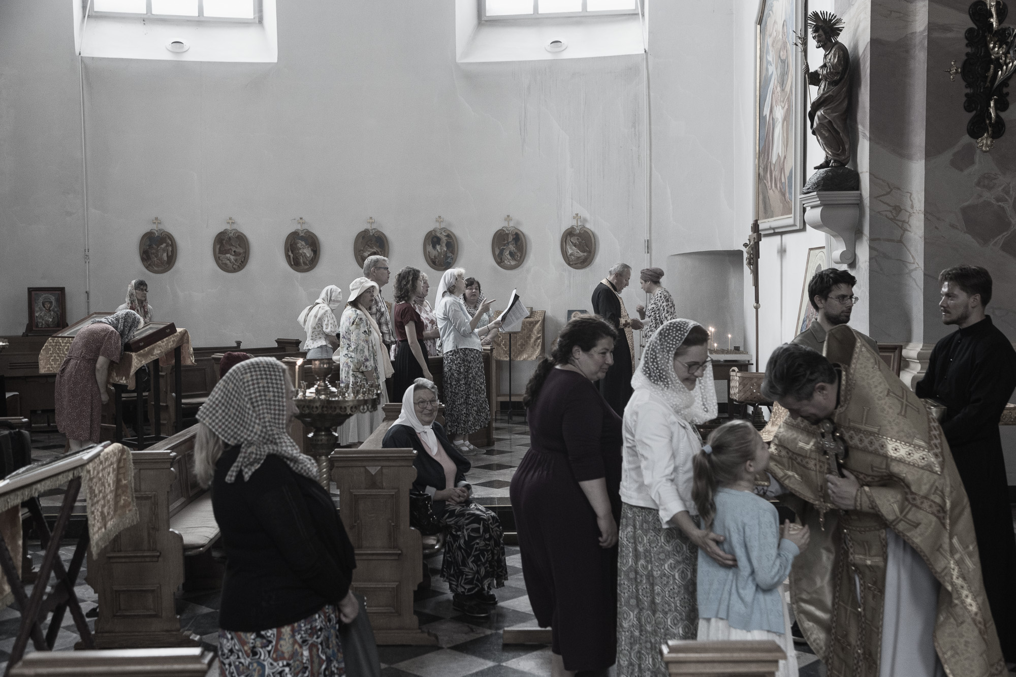 Vater Walerian und Vater Andrej feiern regelmäßig den Gottesdienst in ihrem Düsseldorfer Exil in der St. Josephskapelle / Foto © Vadim Braydov