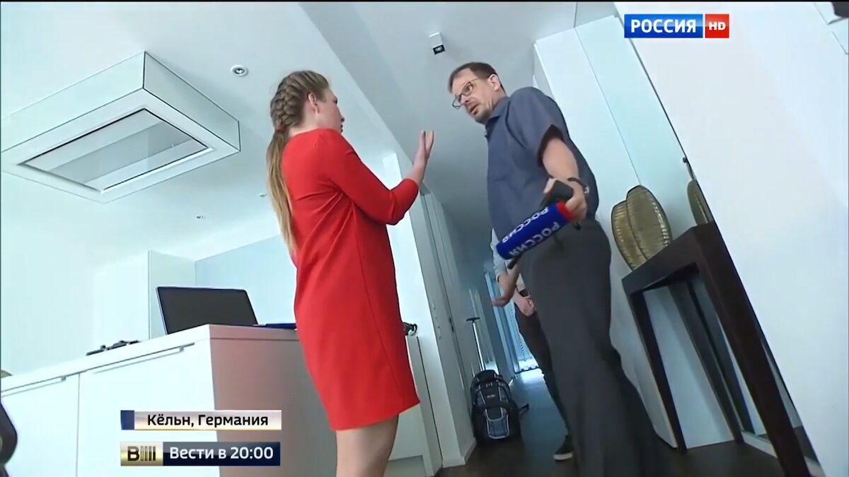 Olga Skabejewa bringt den Sportjournalisten Hajo Seppelt vor laufender Kamera zum ausrasten / Screenshot: dekoder