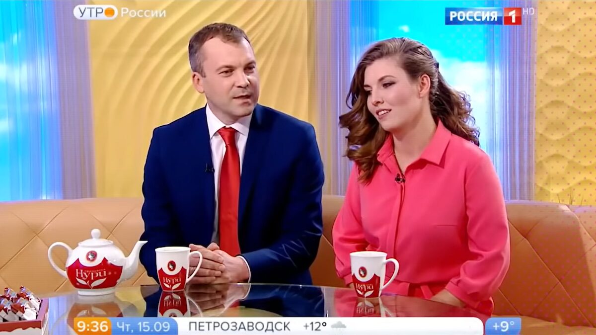 Das Moderatoren- und Ehepaar Jewgeni Popow und Olga Skabejewa in einer Frühsendung des russischen Fernsehens / Screenshot © YouTube/Tvrain