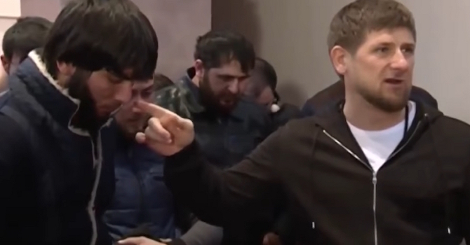 Ramsan Kadyrow führt angebliche Drogensüchtige öffentlich vor / Foto © Screenshot aus Kadyrow w Pjatigorske poimal Narkotorgowzew i Narkomanow/YouTube