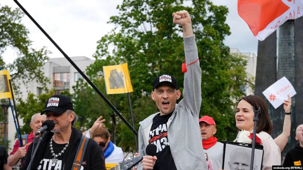 Siarhej Zichanouski (m.) bei einer Kundgebung in Vilnius zusammen mit seiner Frau Swjatlana Zichanouskaja, der Anführerin der belarussischen Demokratiebewegung. / Foto © Radio Svaboda