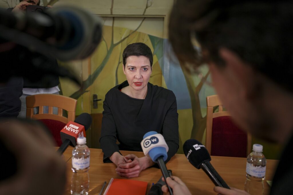 Maryja Kalesnikawa nach ihrer Freilassung aus belarussischer Haft auf der Pressekonferenz im ukrainischen Tschernihiw. 123 politische Gefangene hat Belarus am 13. Dezember 2025 freigelassen. / Foto © Maksym Kishka/Anadolu Agency/Imago