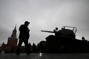 Der Krieg in Russlands Alltag: Ein Mann besucht im November 2025 eine historische Militärausstellung auf dem Roten Platz in Moskau, die an den Zweiten Weltkrieg erinnert. © Evgeny Biyatov/SNA/Imago