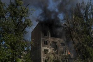 Zerstörungen im Juli 2024 in Tschassiw Jar, westlich von Bachmut in der ukrainischen Oblast Donezk: Ein beschossener Wohnblock brennt aus. / Foto © Marek Berezowski/Anadolu Agency/Imago