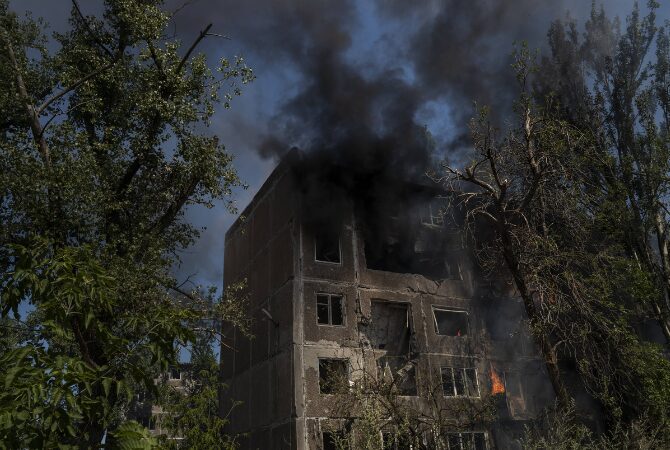 Zerstörungen im Juli 2024 in Tschassiw Jar, westlich von Bachmut in der ukrainischen Oblast Donezk: Ein beschossener Wohnblock brennt aus. / Foto © Marek Berezowski/Anadolu Agency/Imago