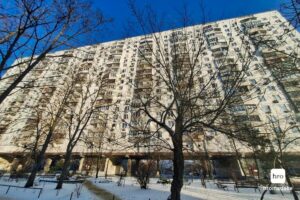 384 Wohnungen auf 17 Etagen: Bewohner:innen müssen ihr Haus retten, bis Kommunaldienste und Energieversorger weiter darum kämpfen, dass dieser Kyjiwer Wohnblock in Folge der russischen Luftangriffe auf die ukrainische Infrastruktur nicht erfriert. / Foto © Natalija Masina/hromadske