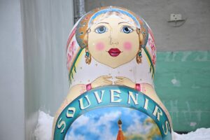 Nationalismus unter dem Deckmantel des Verbraucherschutzes: Seit dem 1. März 2026 verbietet Russland Anglizismen im öffentlichen Raum / Foto © /IMAGO/Komsomolskaya Pravda