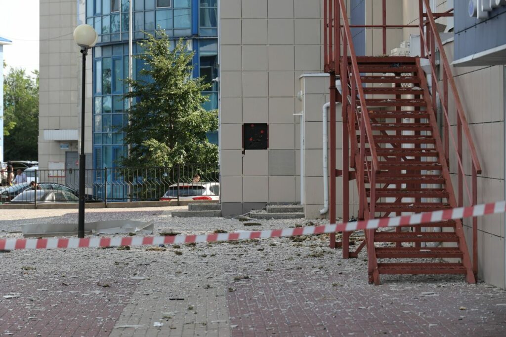 Schäden an einem Belgoroder Wohnhaus durch ukrainische Drohnenangriffe im Juli 2025 / Foto © Anadolu Agency/Imago 