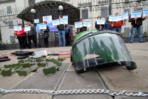 Kyjiw im Oktober 2019: „Wo ist Ervin?“ – Aktivist:innen der ukrainischen Nichtregierungsorganisation Krym SOS machen vor der Botschaft der Russischen Föderation mit kreativem Protest auf das Verschwinden von Personen wie des Krymtataren Ervin Ibragimov auf der von Russland annektierten Halbinsel Krym aufmerksam. Seit April 2023 gilt Krym SOS in Russland als „unerwünschte Organisation“. / Foto © Pavlo Bagmut/Ukrinform/Imago