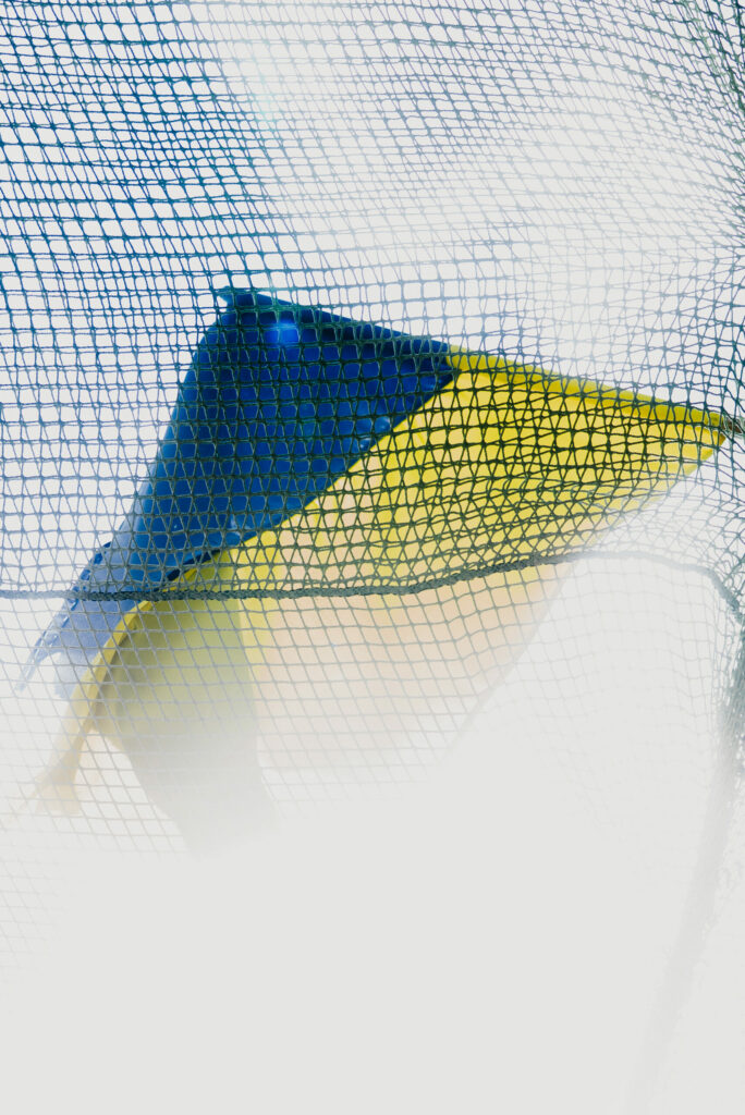 Ukrainische Flagge über einem Drohnennetz in Cherson / Foto © Gerd Waliszewski