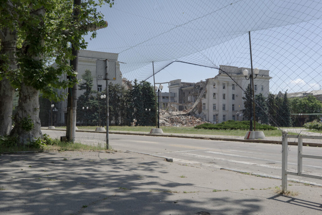 Ruinen des Sitzes der Stadt- und Regionalverwaltung im Zentrum von Cherson. Das Gebäude wurde nach ersten Schäden an der Rückseite von 2022 im Juni 2025 durch russische Luftangriffe mit Lenkbomben fast vollständig zerstört. / Foto © Gerd Waliszewski