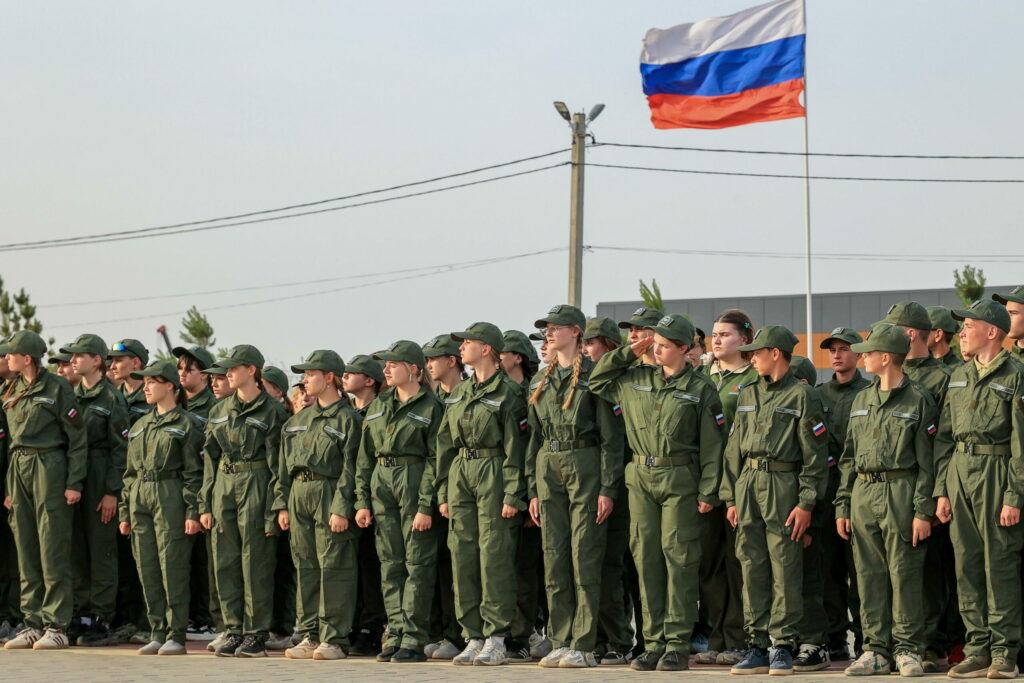 Militarisierung in der Schule: Russland bereitet die Jugend auf den Kriegseinsatz vor. Avantgarde-Trainingslager im Sredneachtubinski rajon. 