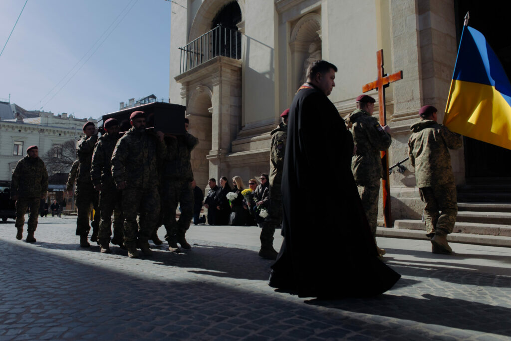 Trauerzug am 10. März 2026: Ukrainische Soldaten tragen den Sarg des Gefallenen Wiktor Kasakow zur Peter-und-Paul-Garnisonskirche in Lwiw, Ukraine. / Foto © Anna Subenko/Frontliner