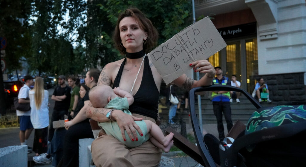 Kateryna Ejchmann mit Tochter Olha beim Papp-Protest Ende Juli 2026 in Kyjiw: „Genug der Muskelspiele“ / Foto © Olexandra Jefymenko/Zmina