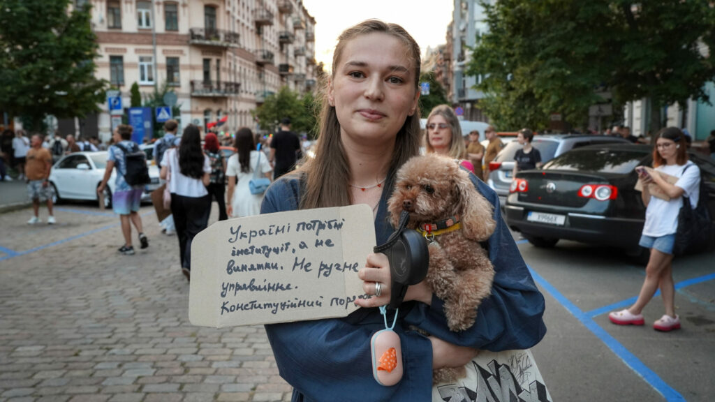 Anastassija mit Hündin Lulu beim Papp-Protest Ende Juli 2026 in Kyjiw: „Die Ukraine braucht Institutionen statt Ausnahmen. Keine händische Führung, sondern verfassungsrechtliche Ordnung.“ / Foto © Olexandra Jefymenko/Zmina