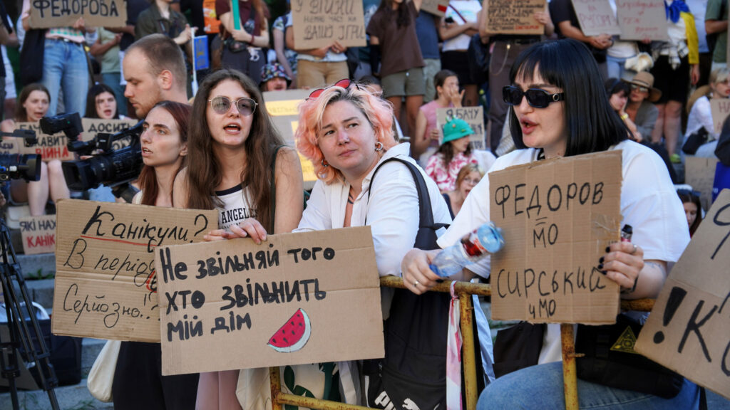Natalija Djomotschkina (Mitte) beim Papp-Protest Ende Juli 2026 in Kyjiw: „Entlass nicht denjenigen, der mein Zuhause befreit“. Die Wassermelone ist ein Symbol der südukrainischen Region Cherson, die seit 2022 teilweise von Russland besetzt wird. / Foto © Olexandra Jefymenko/Zmina