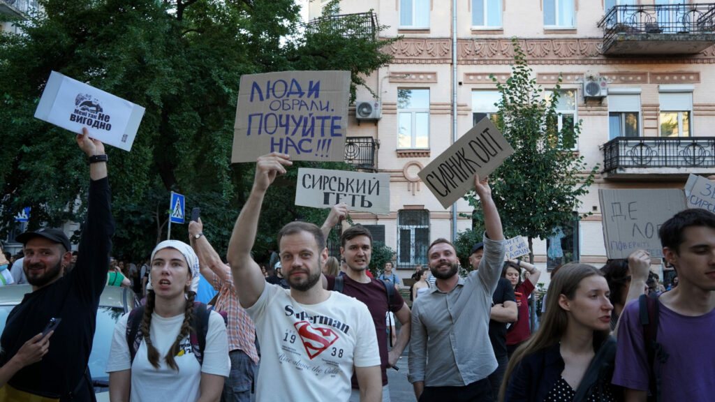 Papp-Proteste Ende Juli 2026 in Kyjiw: „Mir nützt das nichts“, „Die Menschen haben gewählt. Hört uns zu!“, „Syrsky raus“ / Foto © Olexandra Jefymenko/Zmina