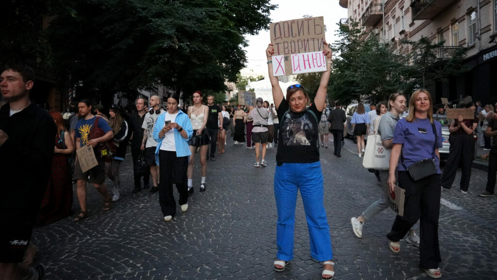Iryna Sjedowa beim Papp-Protest Ende Juli 2026 in Kyjiw: „Genug Mist gebaut“ / Foto © Olexandra Jefymenko/Zmina