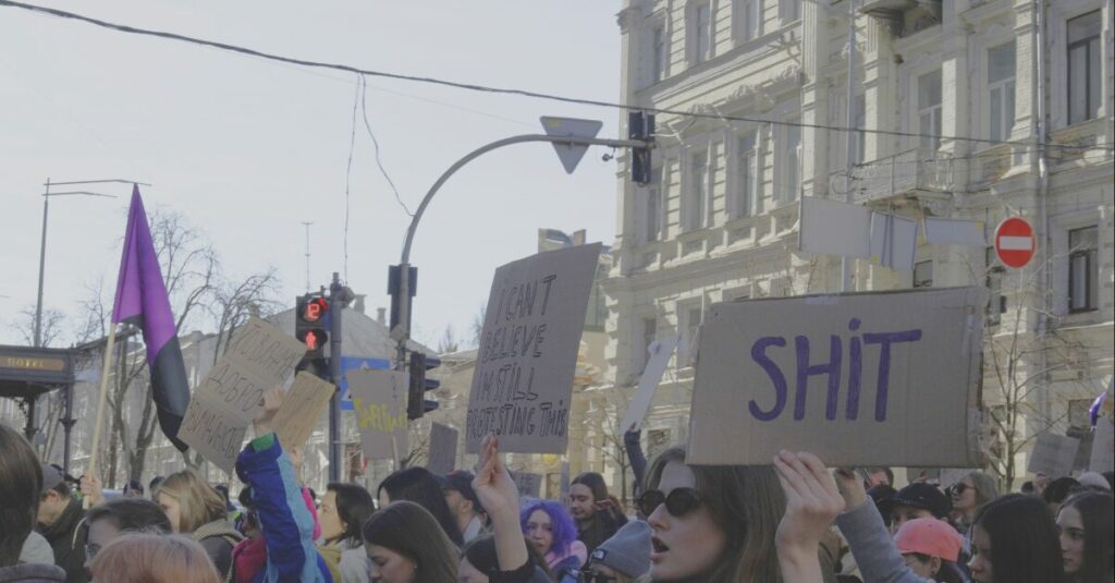 "I can't believe I'm still protesting this ... SHIT": Die ukrainische Zivilgesellschaft trotzt Russlands Krieg und inneren Spannungen, auch mit Demos wie hier zum Frauentag 2026 in Kyjiw / Foto © Peggy Lohse/dekoder