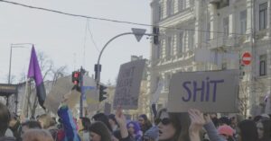 "I can't believe I'm still protesting this ... SHIT": Die ukrainische Zivilgesellschaft trotzt Russlands Krieg und inneren Spannungen, auch mit Demos wie hier zum Frauentag 2026 in Kyjiw / Foto © Peggy Lohse/dekoder