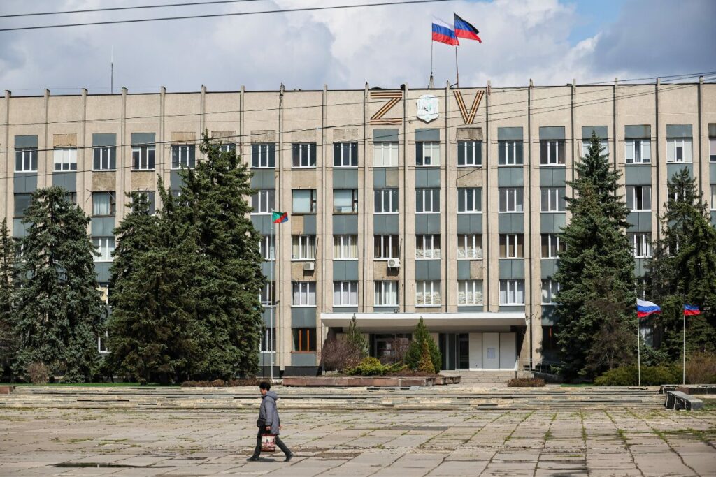 Unter russischer Besatzung, April 2025: Das Gebäude der Stadtverwaltung von Horliwka (Oblast Donezk, Ukraine) trägt Russlands Kriegssymbolik. Kontakte nach außen werden von Besatzungsbehörden unterbunden. / Foto © Dmitry Yagodkin/Itar-Tass/Imago