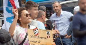 Gegendemonstrantin bei AfD-Wahlkampf mit Ulrich Siegmund, AfD Spitzenkandidat in Sachsen-Anhalt, AfD-Infostand in Magdeburg, 28. Juli 2026 Deutschland, Magdeburg, 28. Juli 2026,