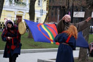 Indigene sind unter den russischen Kriegstoten deutlich überrepräsentiert, viele werden zudem wegen „Separatismus“ verfolgt. In der Propaganda dienen indigene Völker wie Samen dagegen als Folklore-Kulisse für eine angebliche Völkerfreundschaft. / Foto: Moskau, Mai 2026, © IMAGO / SOPA Images